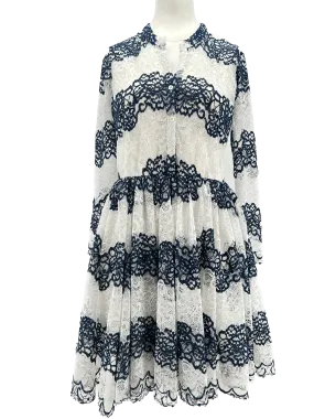 Robe blanche en dentelle à rayures bleues